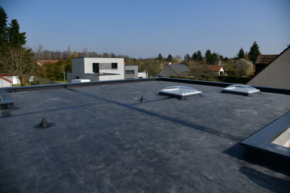 EPDM roofing being installed to a commercial building – Davidoff Roofing