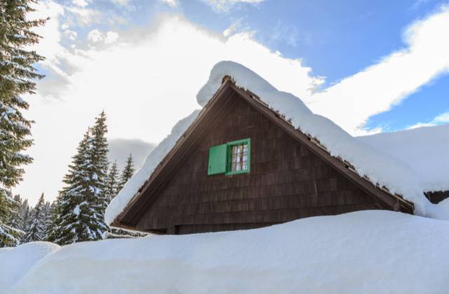 A roof that needs snow removal